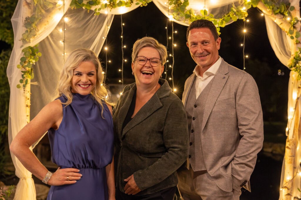 Hochzeit, Redner bei freier Trauung, feierliche Atmosphäre, romantisches Event, Live-Redner, Österreich, unvergessliche Momente, emotionaler Auftritt, festliche Dekoration, individuelle Zeremonie, freie Zeremonie, Spezialist für Traureden, Celebrant Austria.