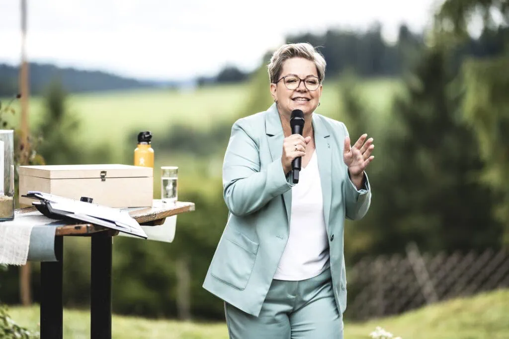 Inspirierende Rednerin bei einer outdoor Veranstaltung in Österreich, präsentiert frei Redner für vielfältige Anlässe in Österreich.