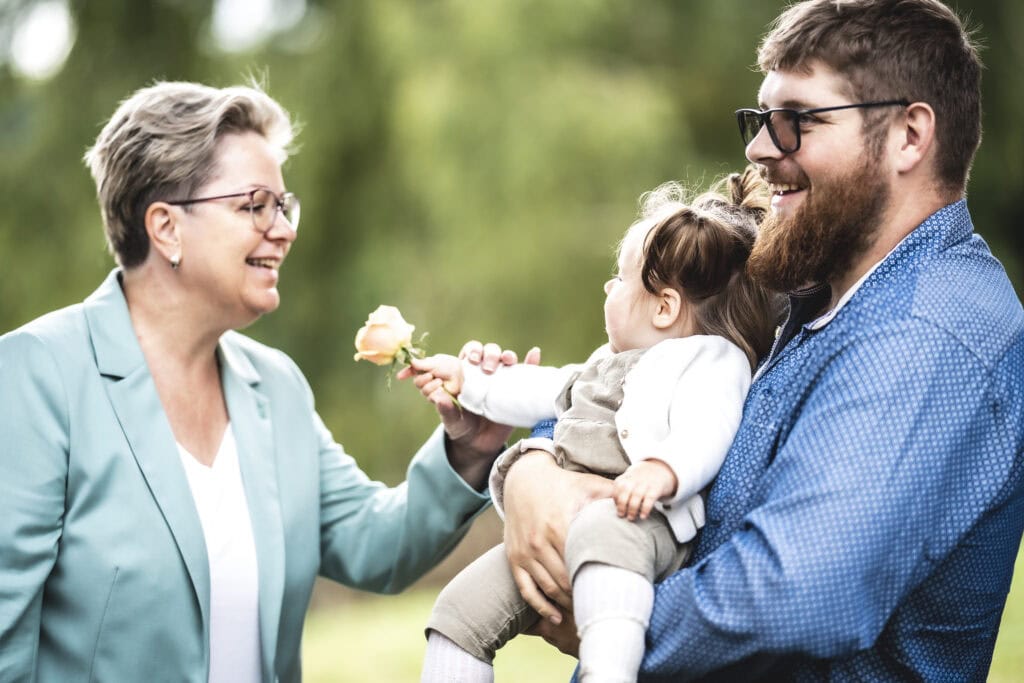 Liebevolle Familienmomente bei Freie Redner Österreich, herzliche Begrüßung eines Kindes, symbolisch für Gemeinschaft und Zusammenhalt.