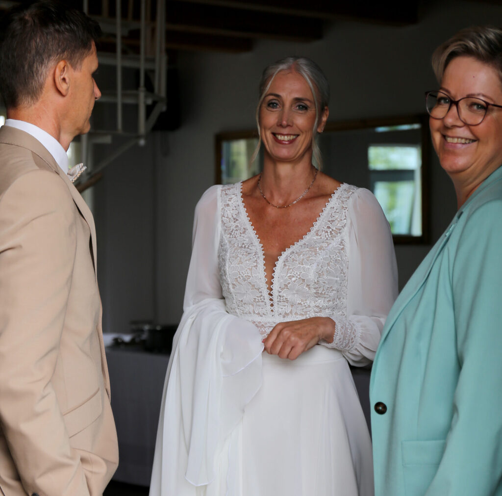 Traurednerin Sandra Hofer mit einem Hochzeitspaar