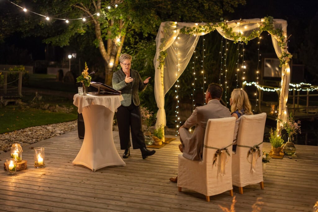 Inspirierende Rede bei Freie Redner Österreich im romantischen Garten bei Nacht. Professioneller Redner gestaltet unvergessliche Momente für Hochzeiten und Events in Österreich.