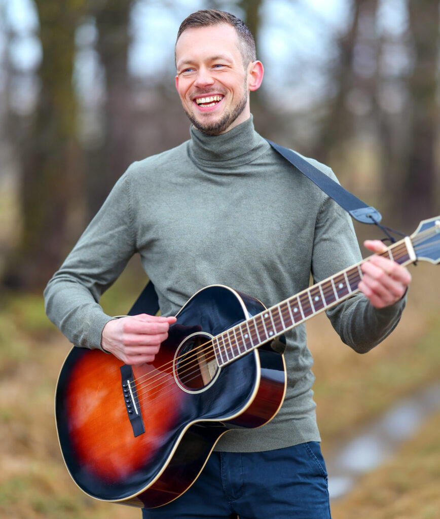 Freier Redner Martin Rathusky für Freie Trauungen, Trauerfeier und Willkommensfest mit Gitarre