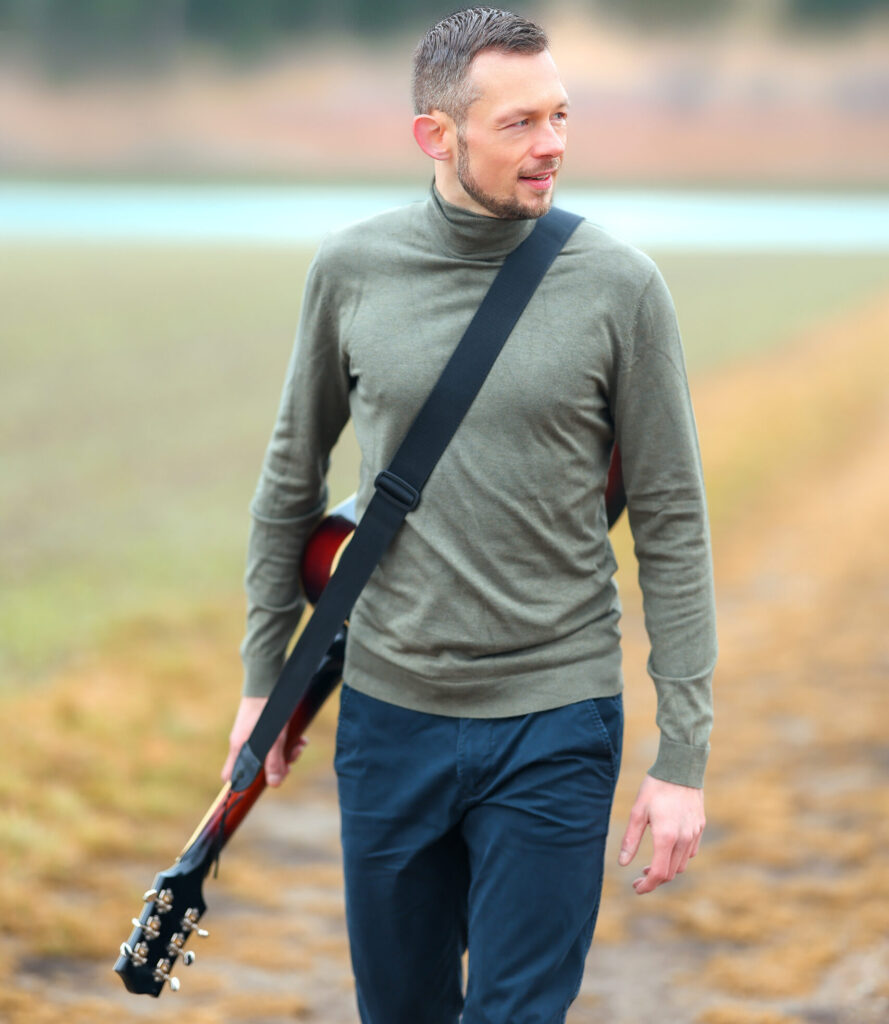 Trauredner Martin Rathusky mit seiner Gitarre für Eure Freie Trauung