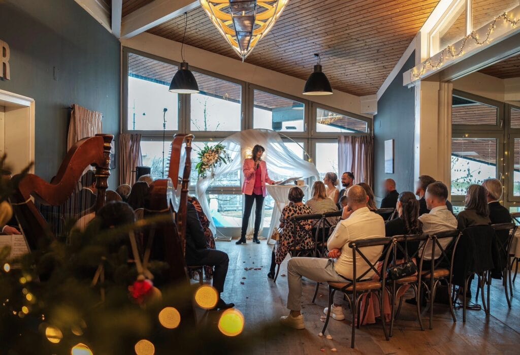 Freie Redner Österreich, die bei Veranstaltungen und Feiern als Redner auftreten, präsentieren sich in einem stilvollen Lokal mit Publikum.