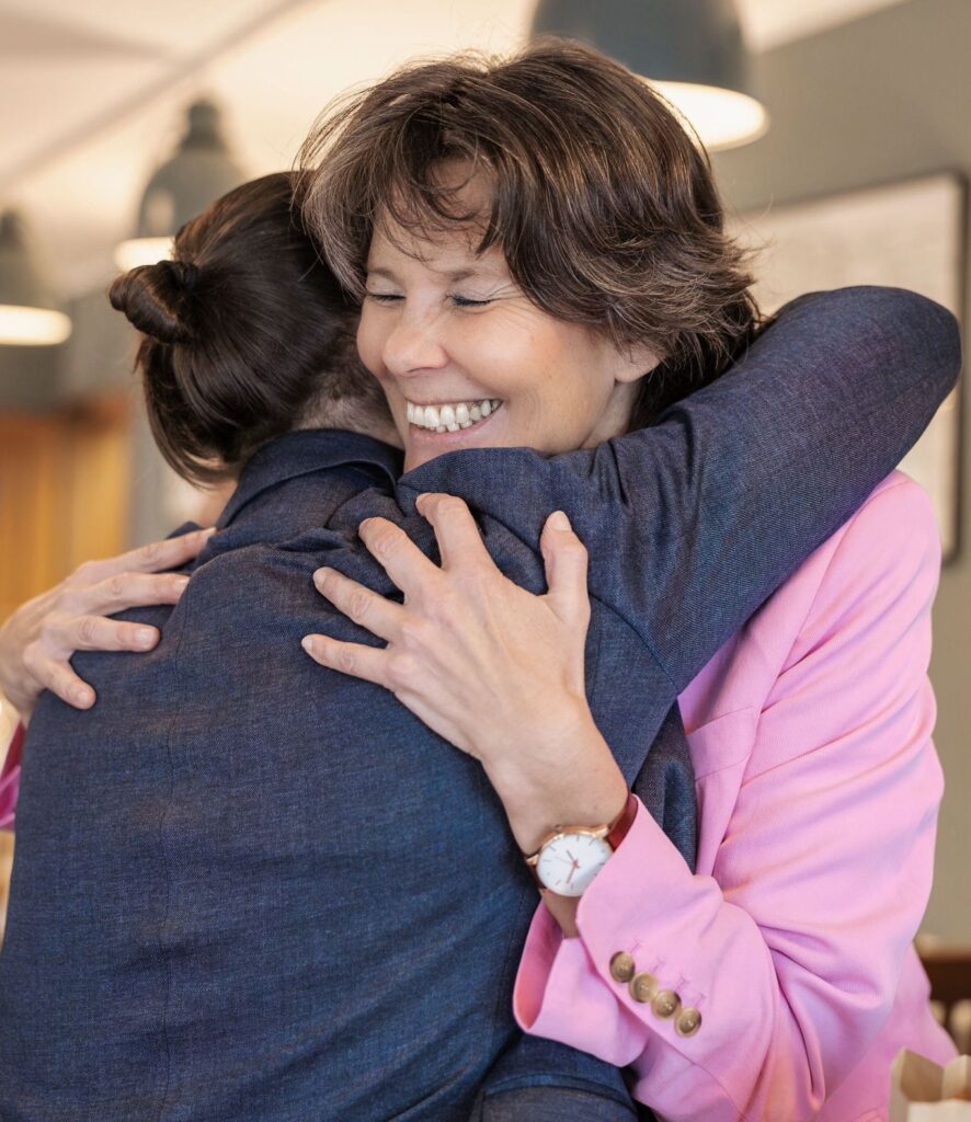 Freie Rednerin Birgit Gottas umarmt Herzlich