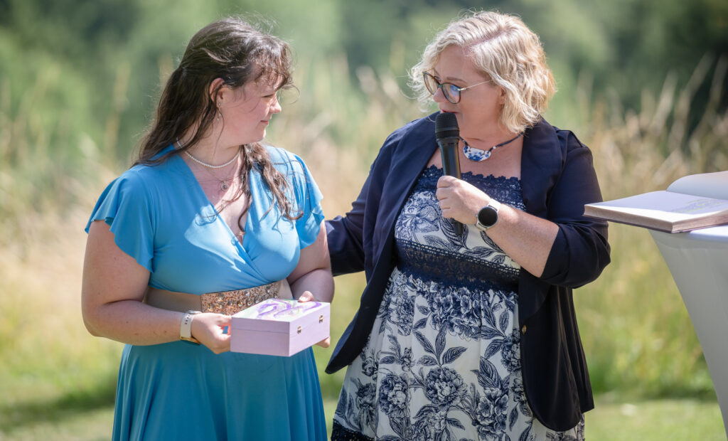 Freie Rednerin Sigrid Sudi in einer Zeremonie