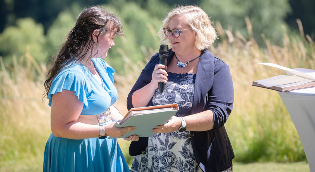 Traurednerin Sigrid Sudi in einer Zeremonie