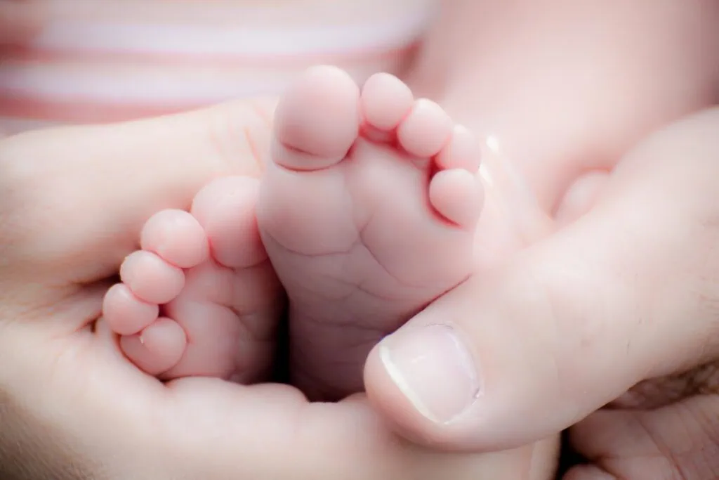 Freie Taufe - Babyfüße in den Händen der Eltern