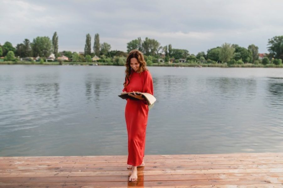 Freie Rednerin Jasmin Krainz an einem See